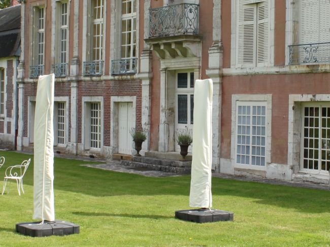 Parasol replié avec sa Housse en location a Rouen.